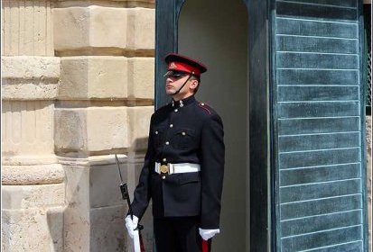La Valette - garde devant le Palais des Grands Maîtres