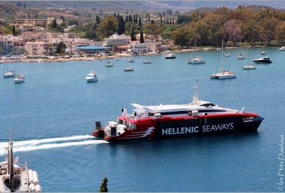 Poros - Ferry dans la baie