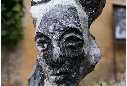 Joucas, sculpture "Curiosité"
